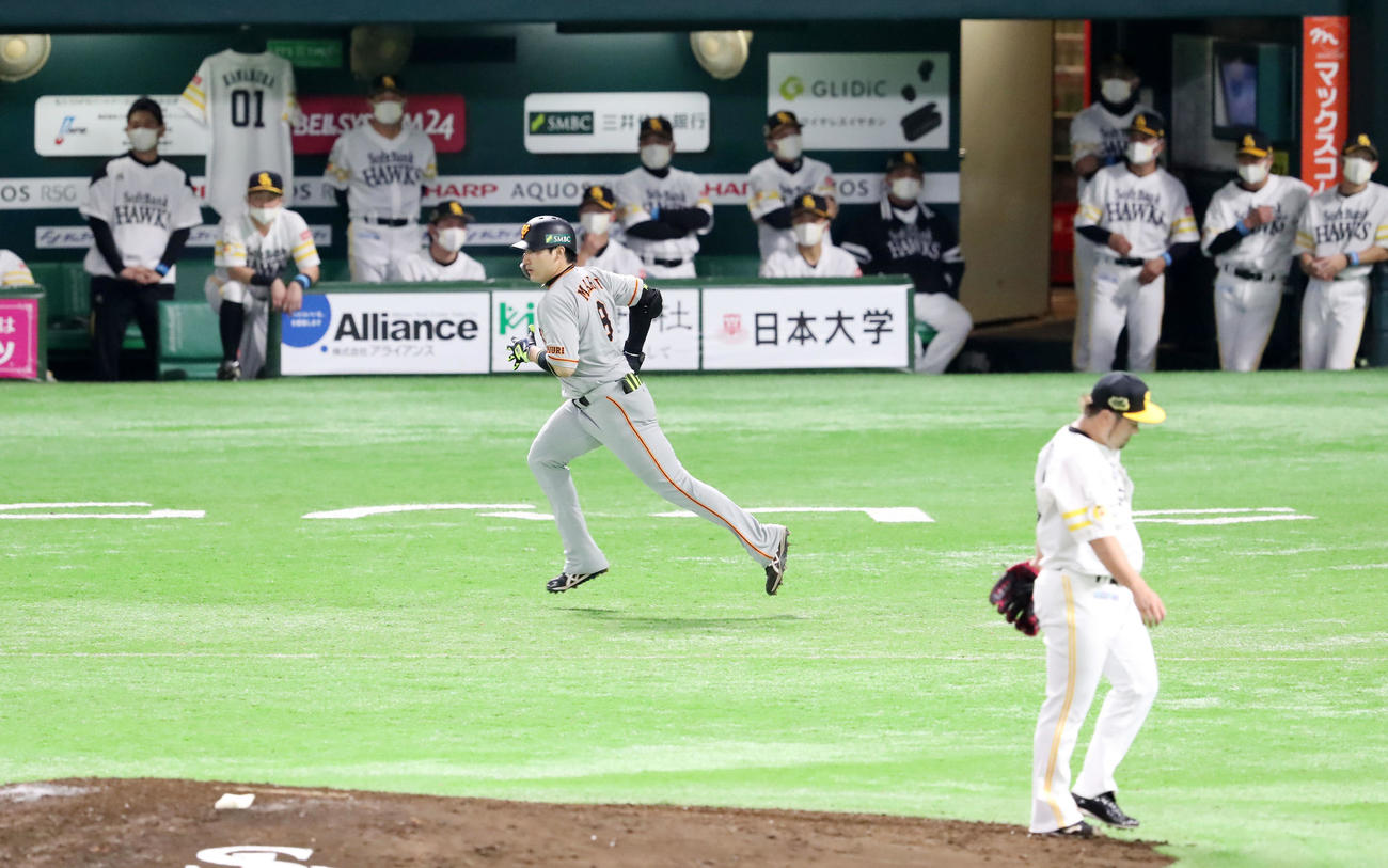 ソフトバンク対巨人　9回表巨人2死、丸は中前打を放つ（撮影・加藤哉）