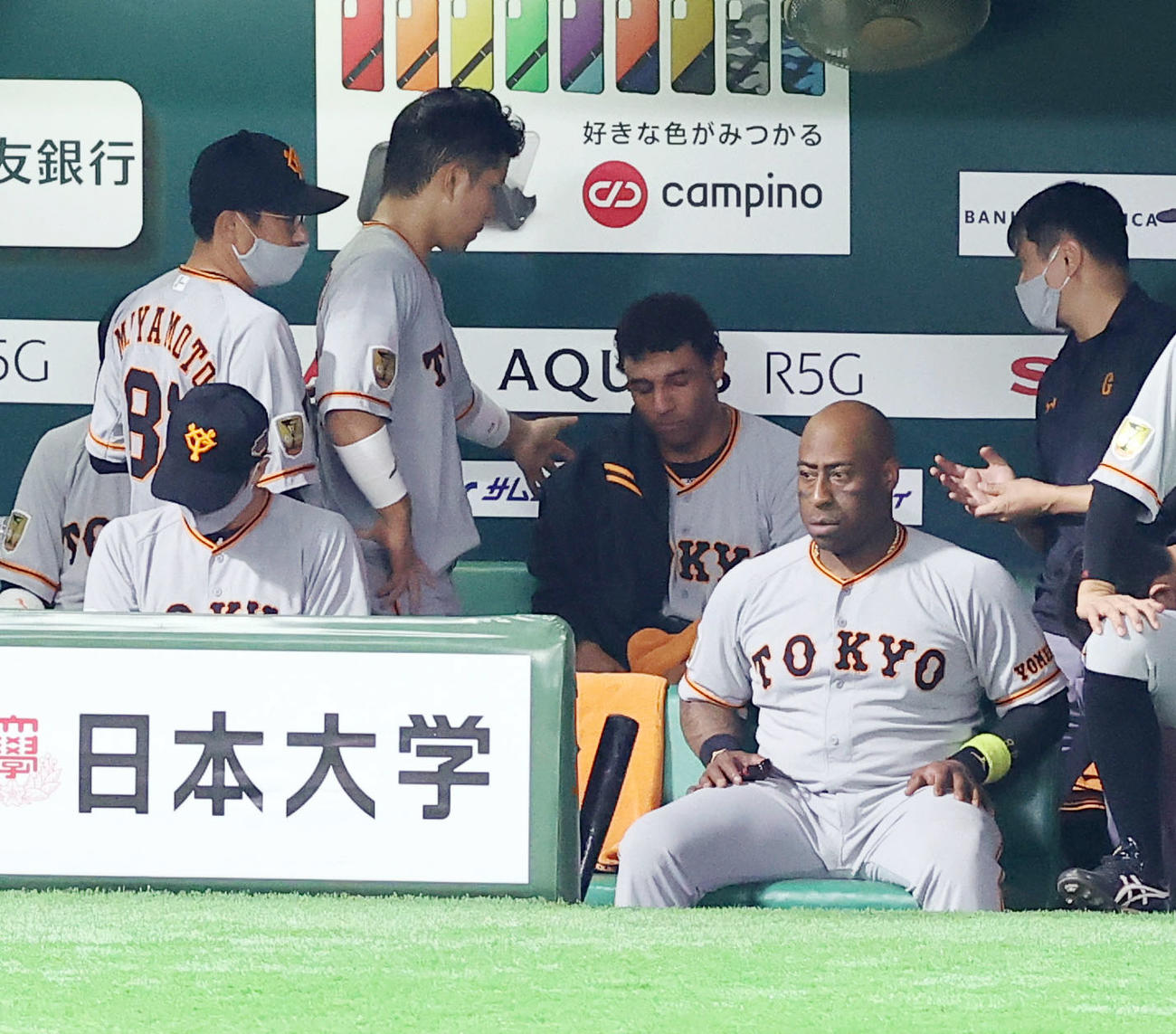 ソフトバンク対巨人　3回裏の登板を終え2失点を喫した巨人先発のサンチェス（中央右）は大城（同左）、宮本投手総合コーチ（左）から声をかけられる（撮影・垰建太）