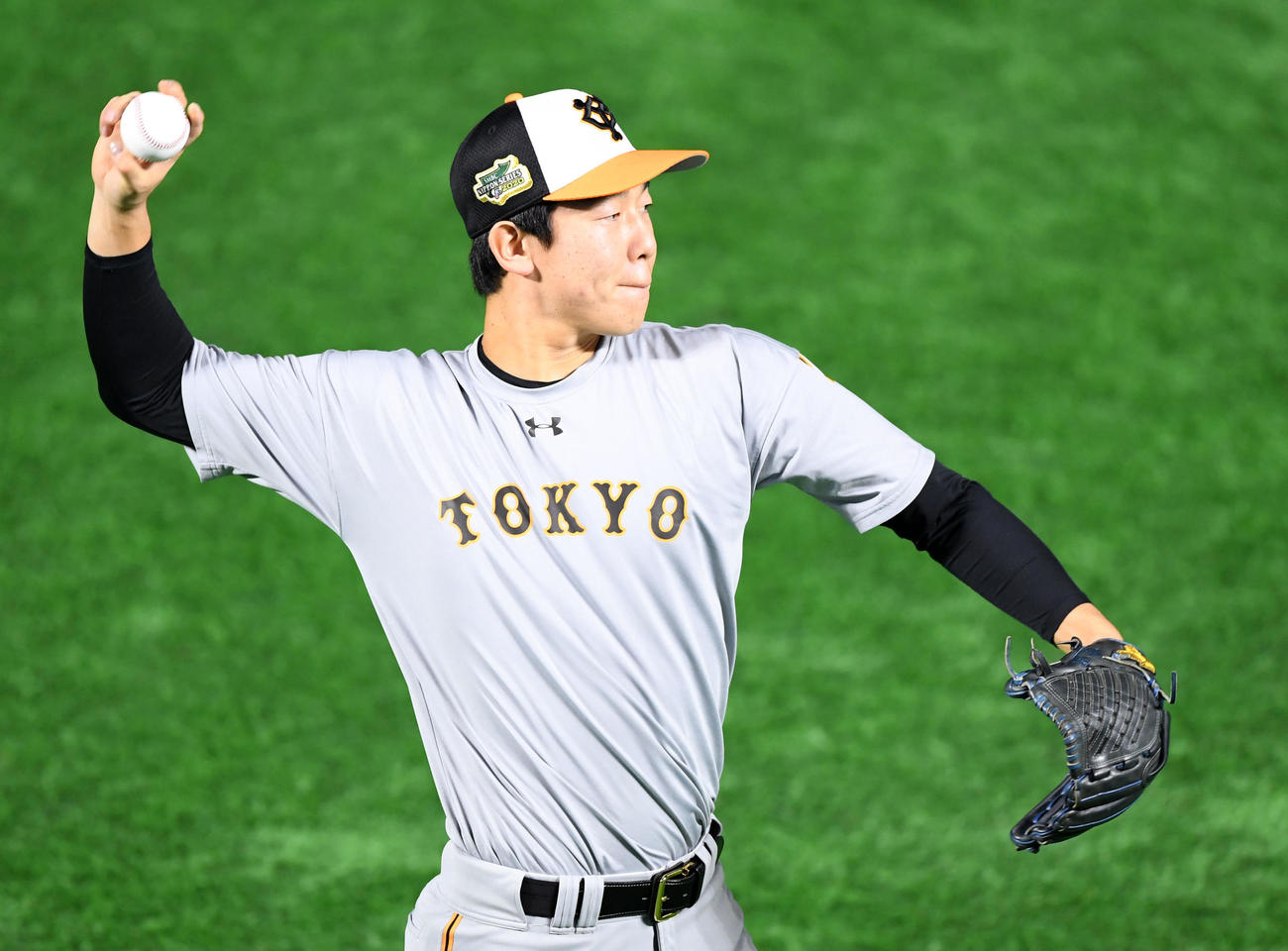 ソフトバンク対巨人　キャッチボールをする巨人畠（撮影・横山健太）
