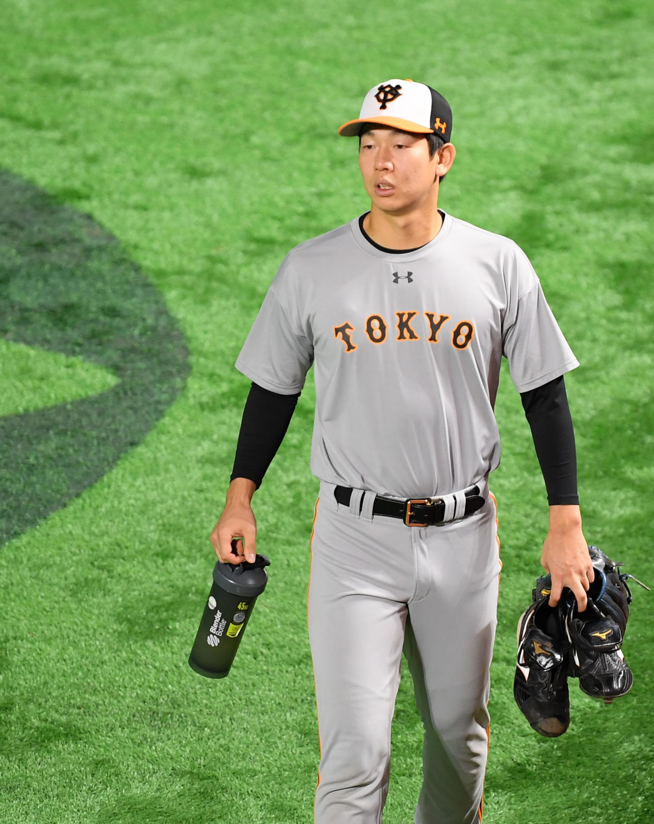 ソフトバンク対巨人　練習へ向かう巨人畠（撮影・横山健太）