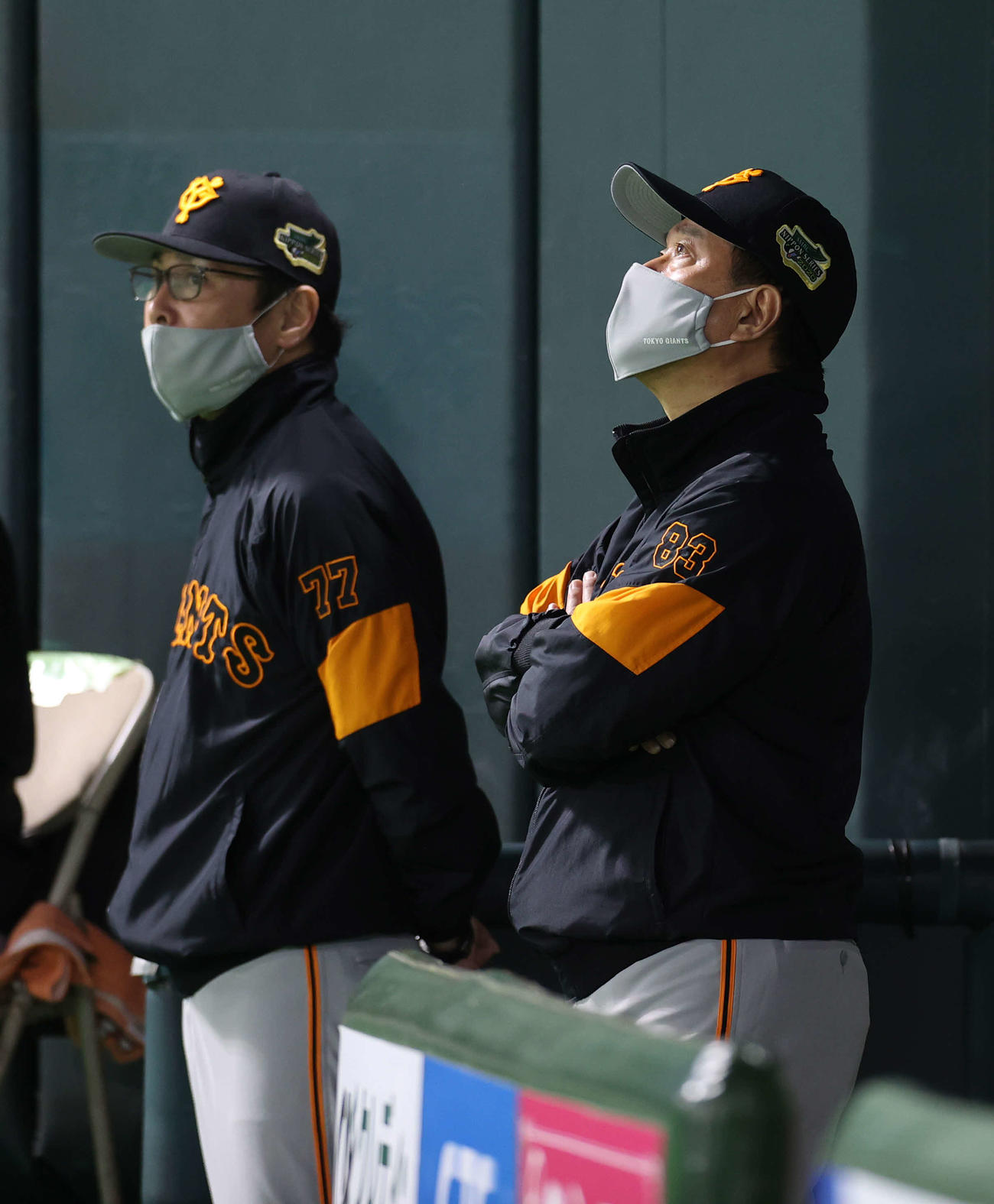 ソフトバンク対巨人　9回表巨人2死一塁、最後の打者となったウィーラーの二飛を見上げる原監督（右）。左は元木ヘッドコーチ（撮影・河野匠）