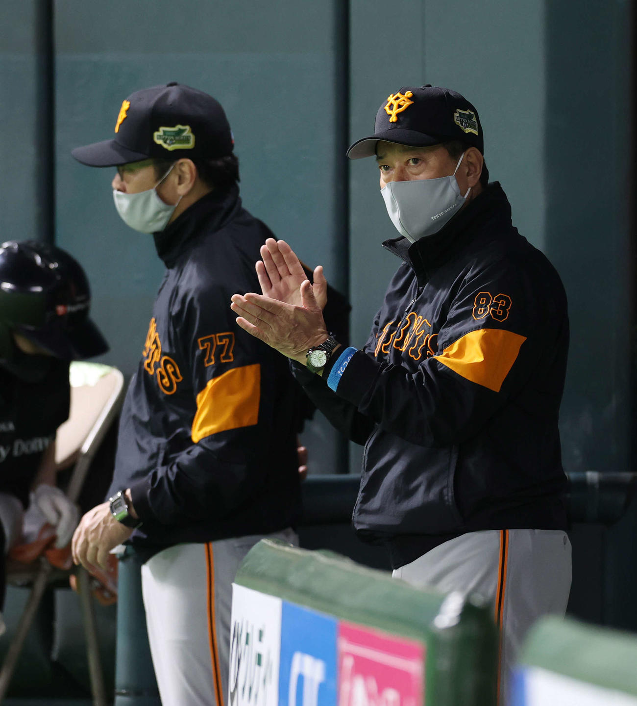 ソフトバンク対巨人　9回表巨人2死一塁、ウィーラーが二飛に倒れ、手をたたいて引き揚げる原監督（右）。左は元木ヘッドコーチ（撮影・河野匠）