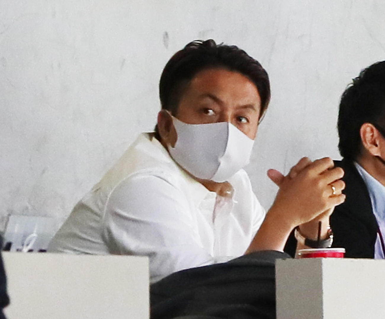 ソフトバンク対巨人　試合観戦するロッテ沢村（撮影・足立雅史）