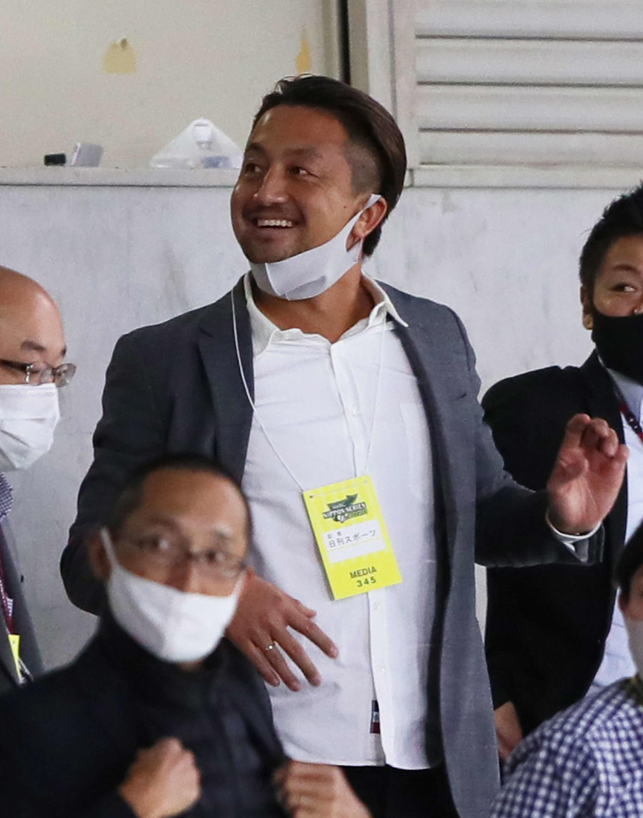 ソフトバンク対巨人　試合観戦に訪れ笑顔を見せるロッテ沢村（中央）（撮影・足立雅史）