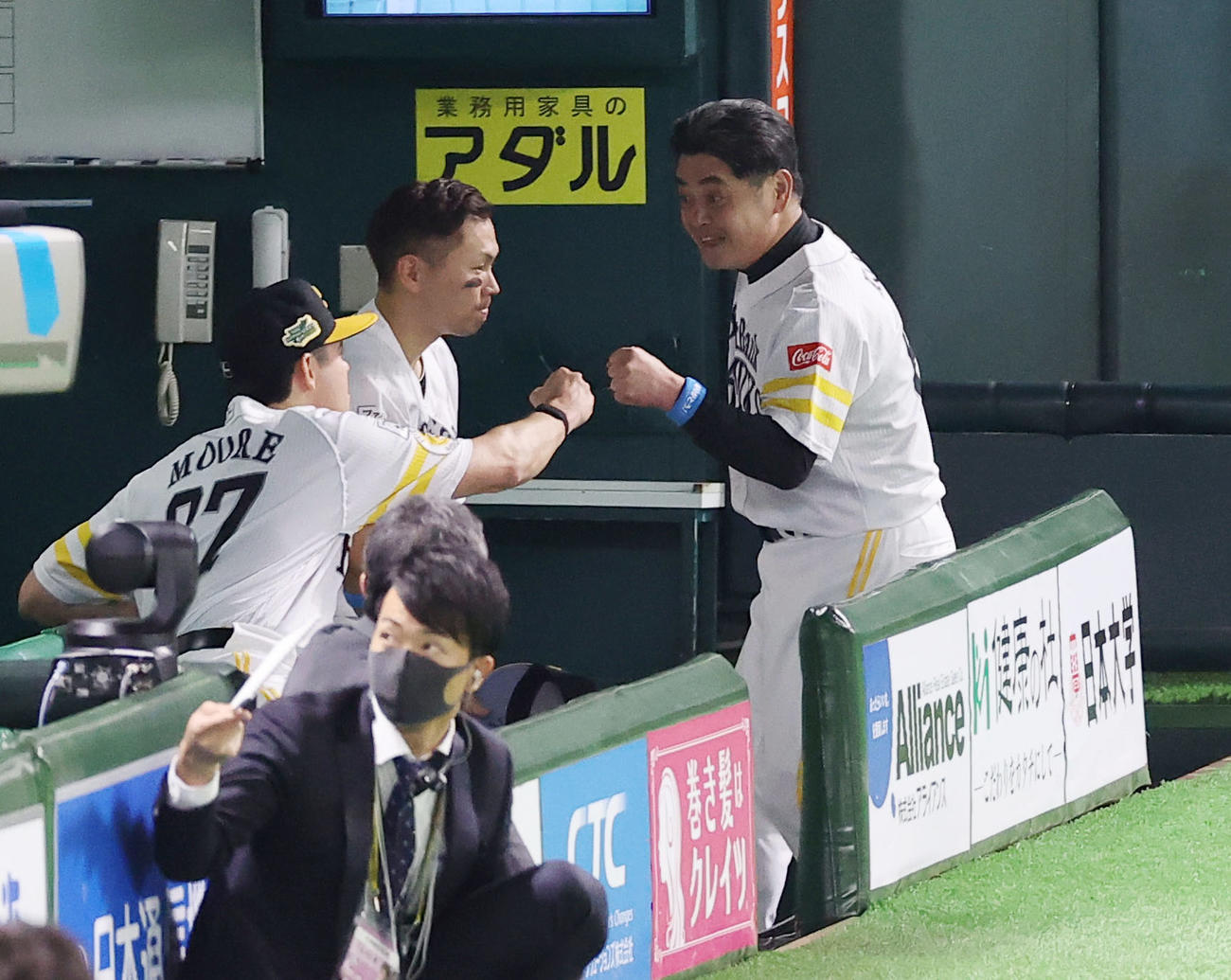 ソフトバンク対巨人　勝利監督インタビューを終えたソフトバンク工藤監督（右）は中村晃（中央）とムーアとグータッチ（撮影・垰建太）