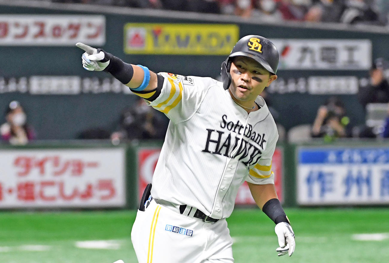 ソフトバンク対巨人　3回裏ソフトバンク2死二塁、中村晃は右越えに先制の2点本塁打を放ち、ベンチに指さす（撮影・今浪浩三）