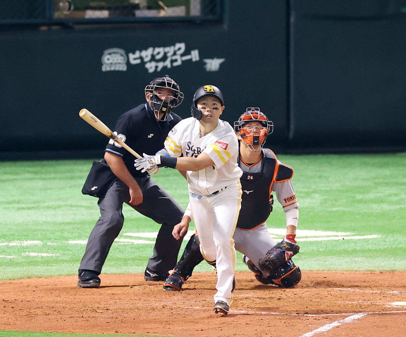 ソフトバンク対巨人　3回裏ソフトバンク2死二塁、先制の右越え2点本塁打を放つ中村晃（撮影・垰建太）