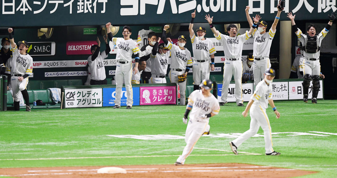 ソフトバンク対巨人　3回裏ソフトバンク2死二塁、中村晃（手前）の右越え2点本塁打で先制し歓喜するソフトバンクナイン（撮影・横山健太）