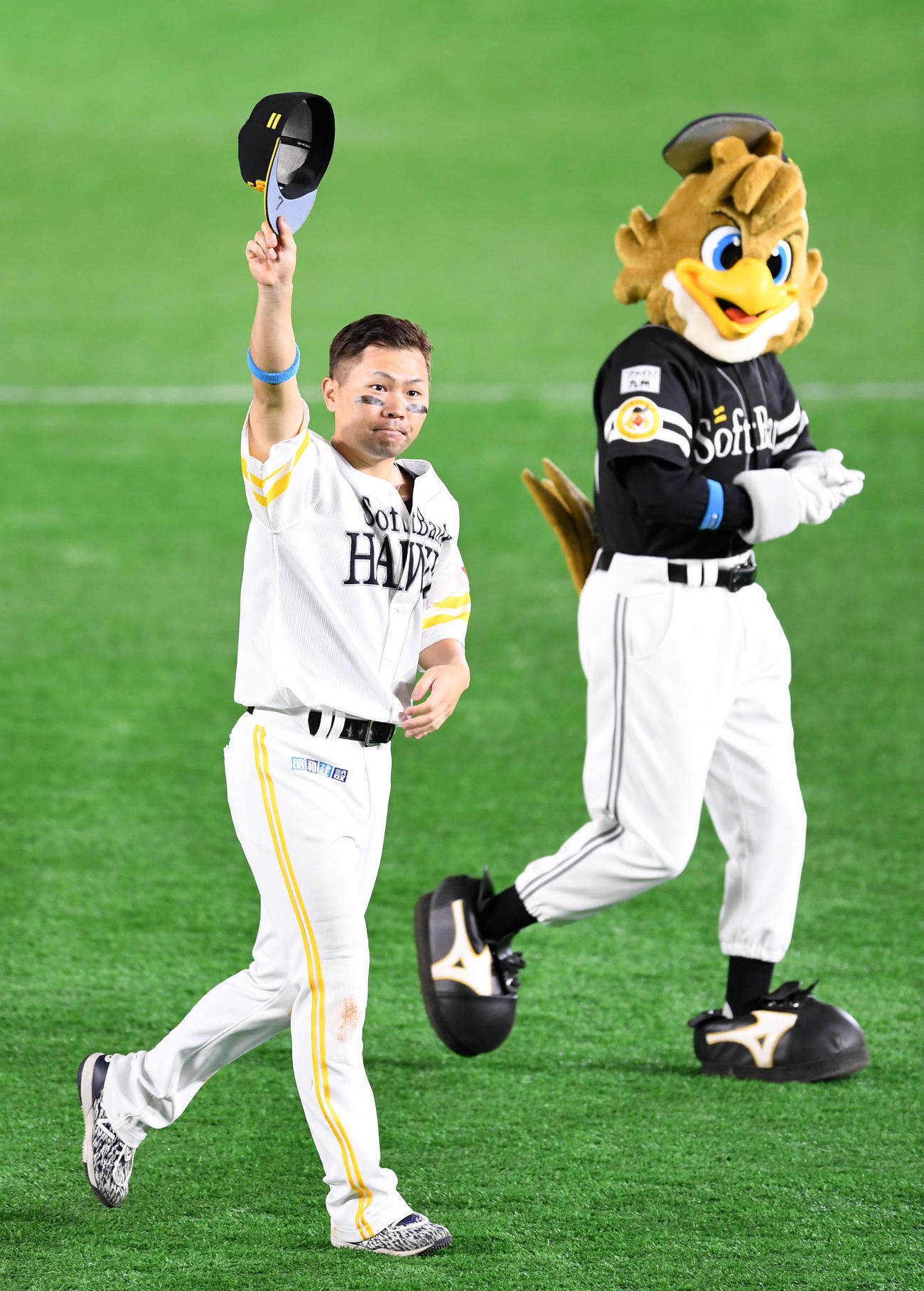 ソフトバンク対巨人　声援に応えるソフトバンク中村晃（撮影・横山健太）