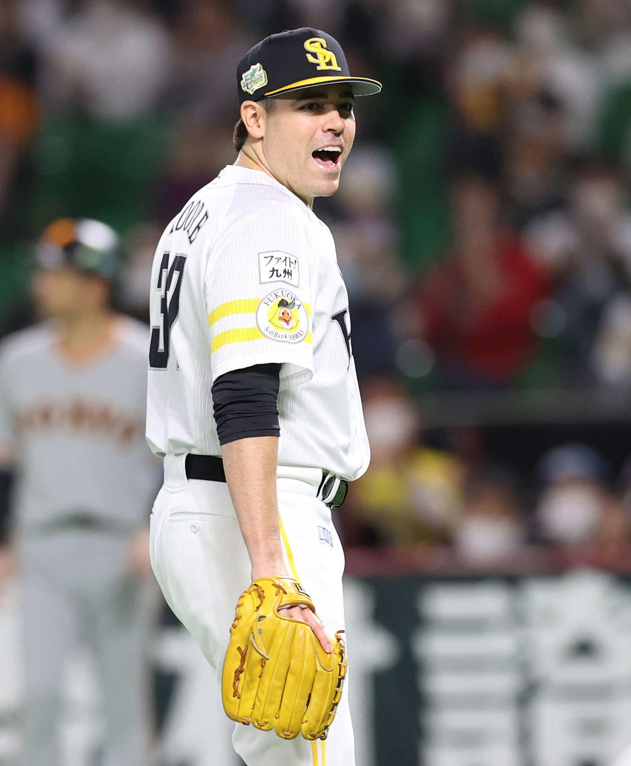ソフトバンク対巨人　7回表巨人2死、ウィーラーを二ゴロに仕留め、気合の入った表情で引き揚げるムーア（撮影・河野匠）