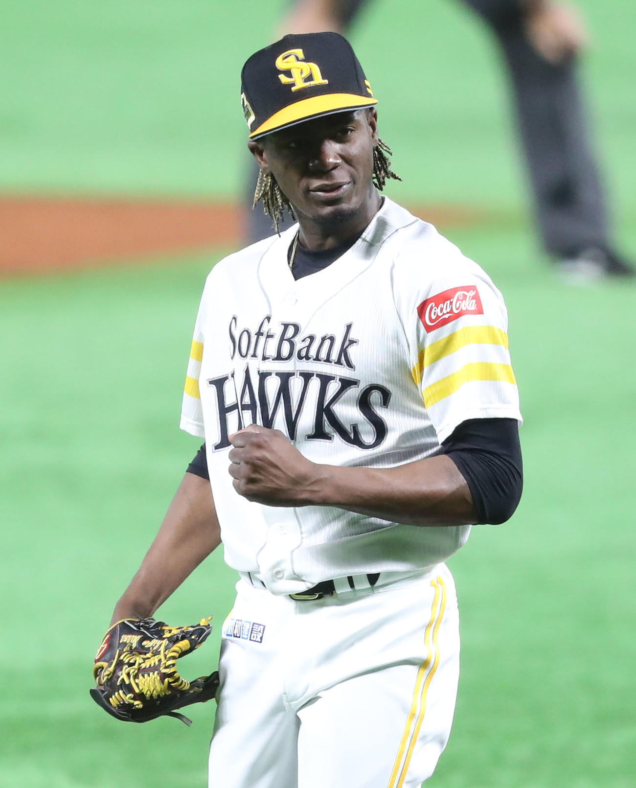 ソフトバンク対巨人　8回表巨人1死一、二塁、田中俊を見逃し三振に仕留めガッツポーズするモイネロ（撮影・梅根麻紀）
