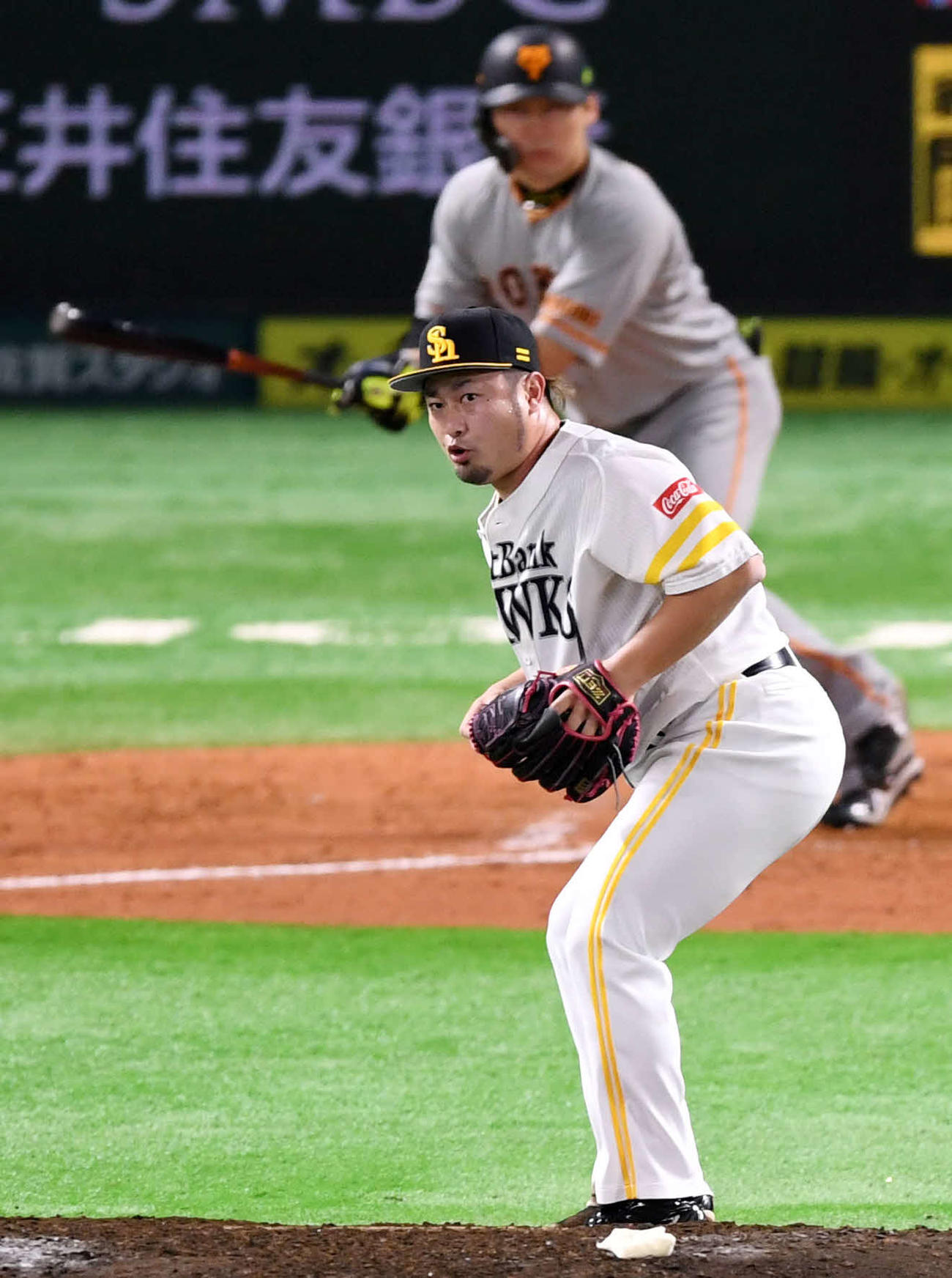 ソフトバンク対巨人　9回表巨人2死、丸（後方）にチーム初安打となる中前打を浴びるソフトバンク森（撮影・横山健太）