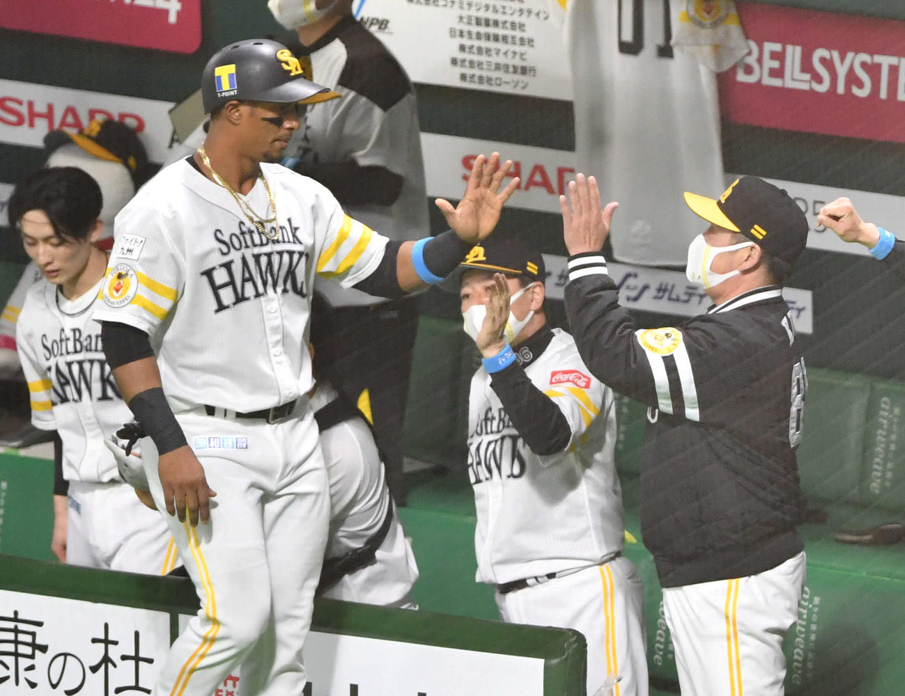 ソフトバンク対巨人　7回裏ソフトバンク2死一、三塁、右前適時打を放ち、代走を送られベンチへ戻ったグラシアル（左）とタッチを交わす工藤監督（撮影・岩下翔太）