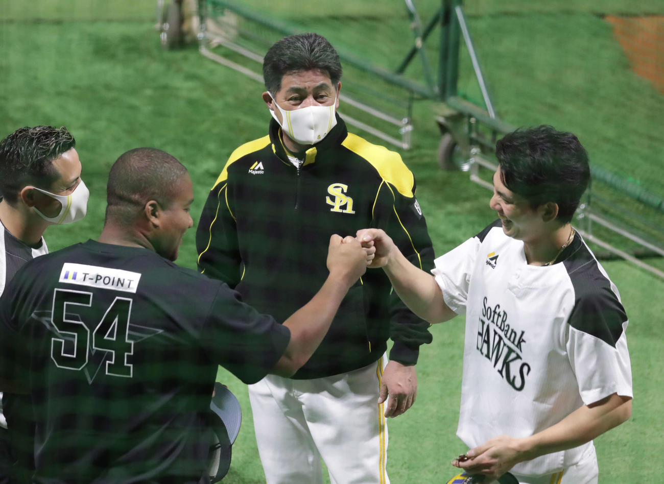巨人対ソフトバンク　試合前、デスパイネ（左）と栗原（右）のグータッチを見つめる工藤監督（撮影・河野匠）