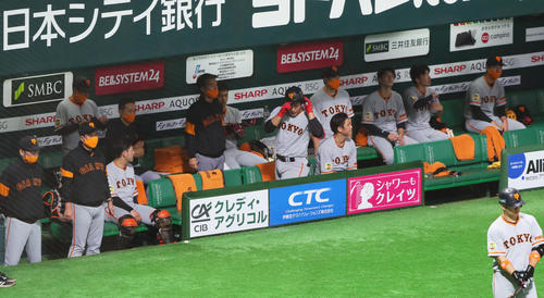 ソフトバンク対巨人　6回表巨人無死、遊ゴロに倒れベンチに戻る岡本（中央）。左から2人目は原監督（撮影・足立雅史）