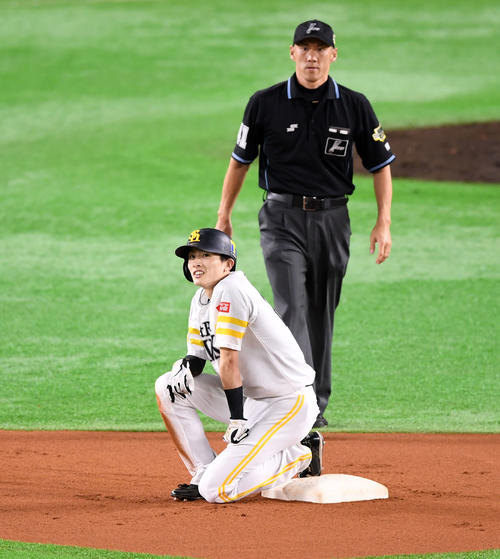 ソフトバンク対巨人　7回裏ソフトバンク2死一塁、二盗を狙うがアウトとなり悔しさをにじませる周東（撮影・横山健太）