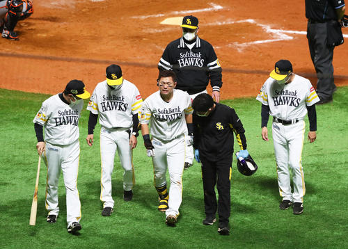 ソフトバンク対巨人　8回裏ソフトバンク無死、自打球で足を痛め治療のためベンチに下がる中村晃（前列中央）。後方は工藤監督（撮影・足立雅史）