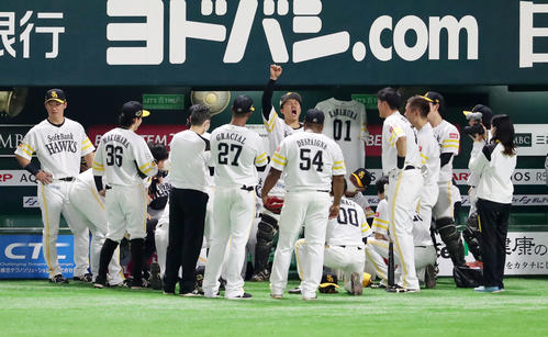 ソフトバンク対巨人　試合前の円陣で声を出す海野隆司（撮影・加藤哉）