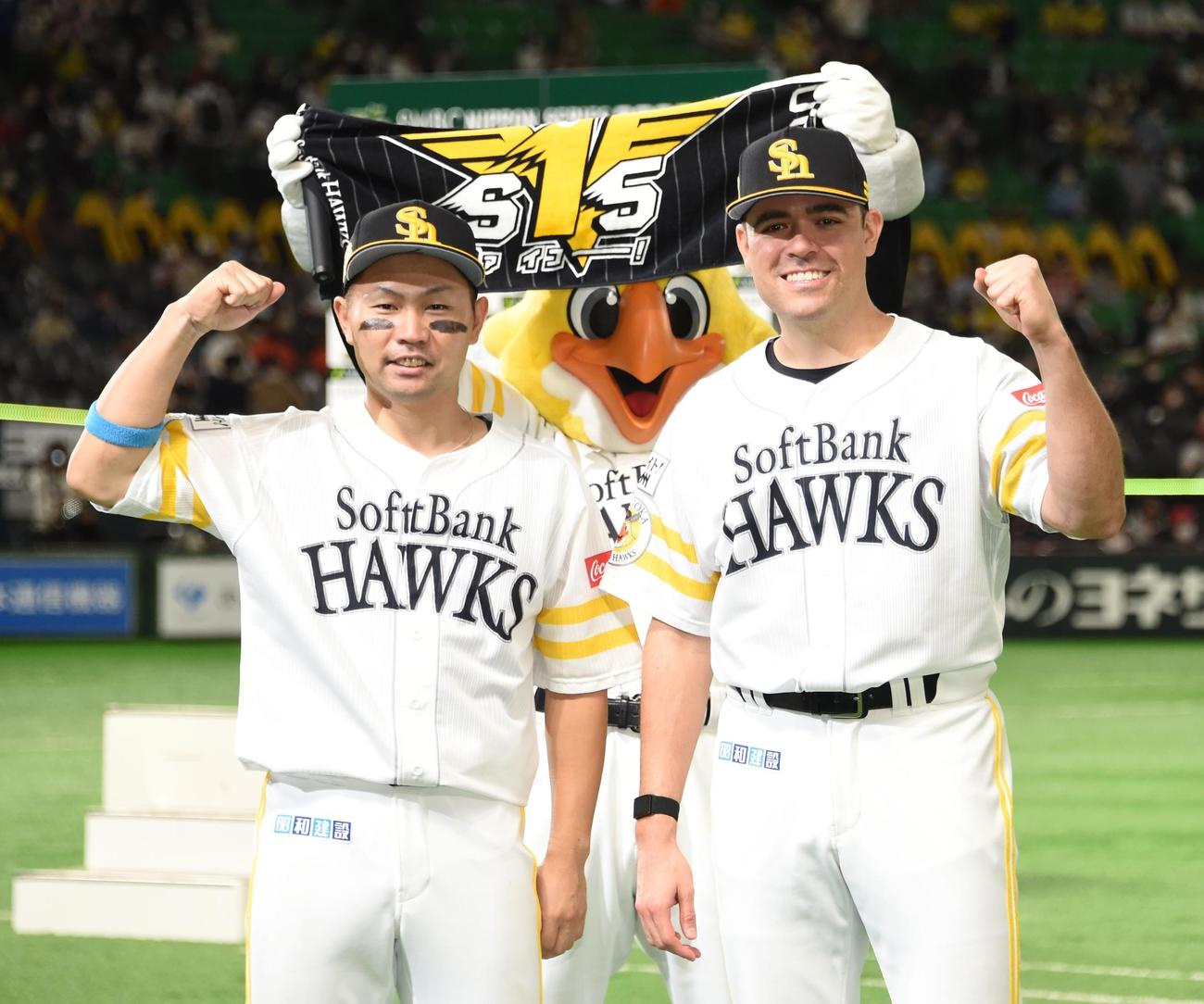 ソフトバンク対巨人　勝利投手のムーア（右）と2点本塁打を放った中村晃は笑顔でガッツポーズ（撮影・今浪浩三）