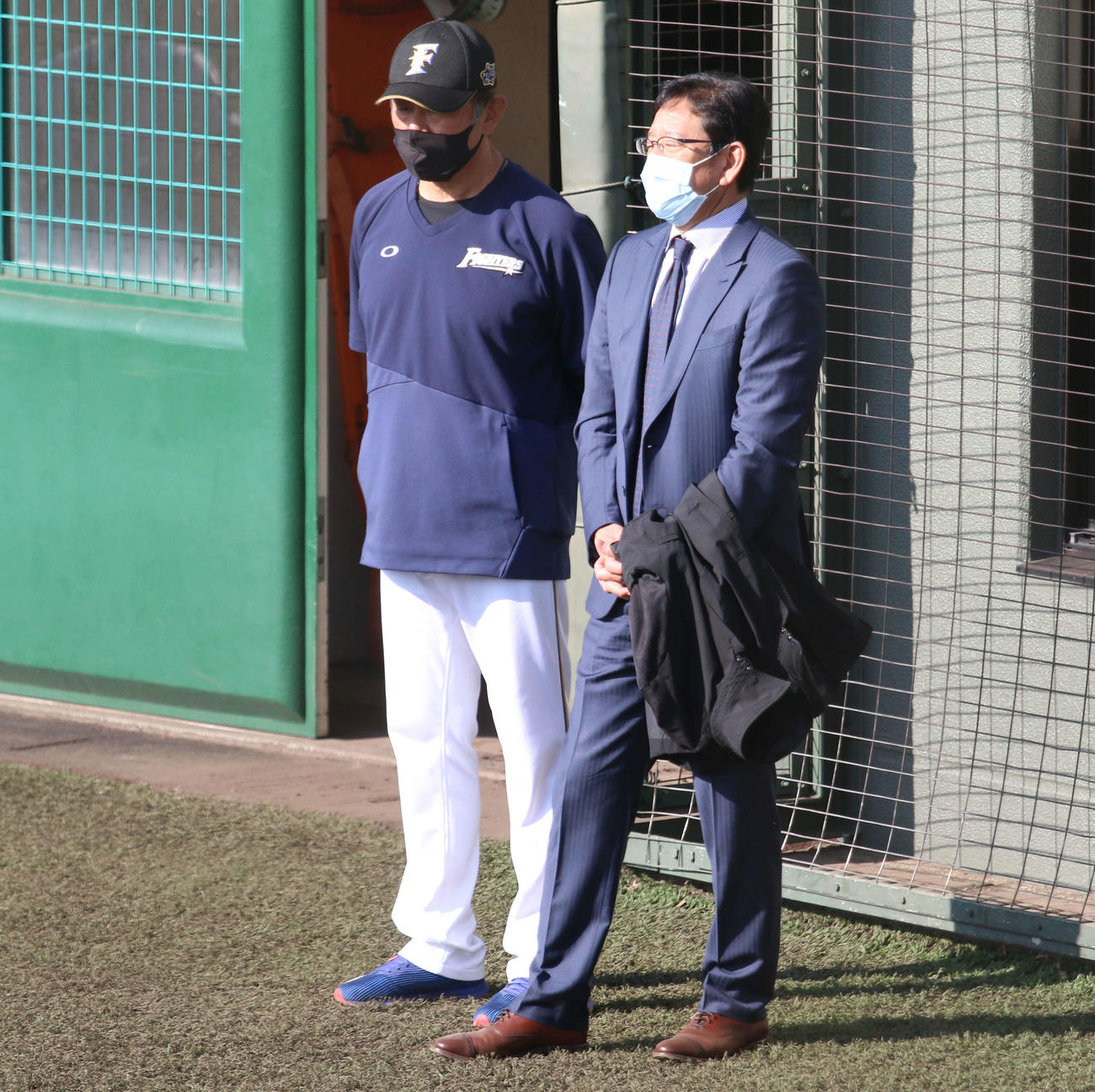 みやざきフェニックス・リーグを視察に訪れた日本ハム栗山監督。左は荒木2軍監督兼投手コーチ（撮影・木下大輔）