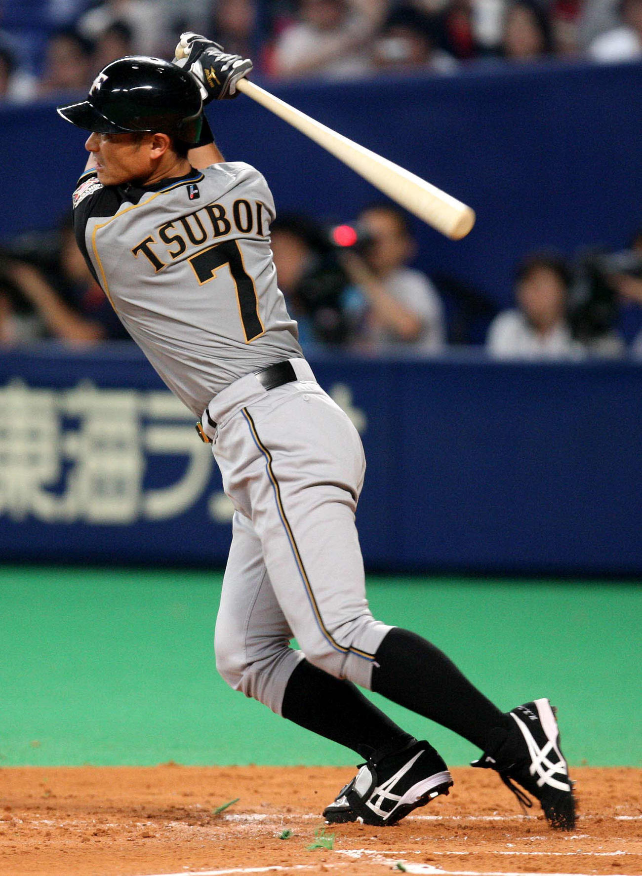 08年6月6日中日戦で安打を放つ日本ハム坪井