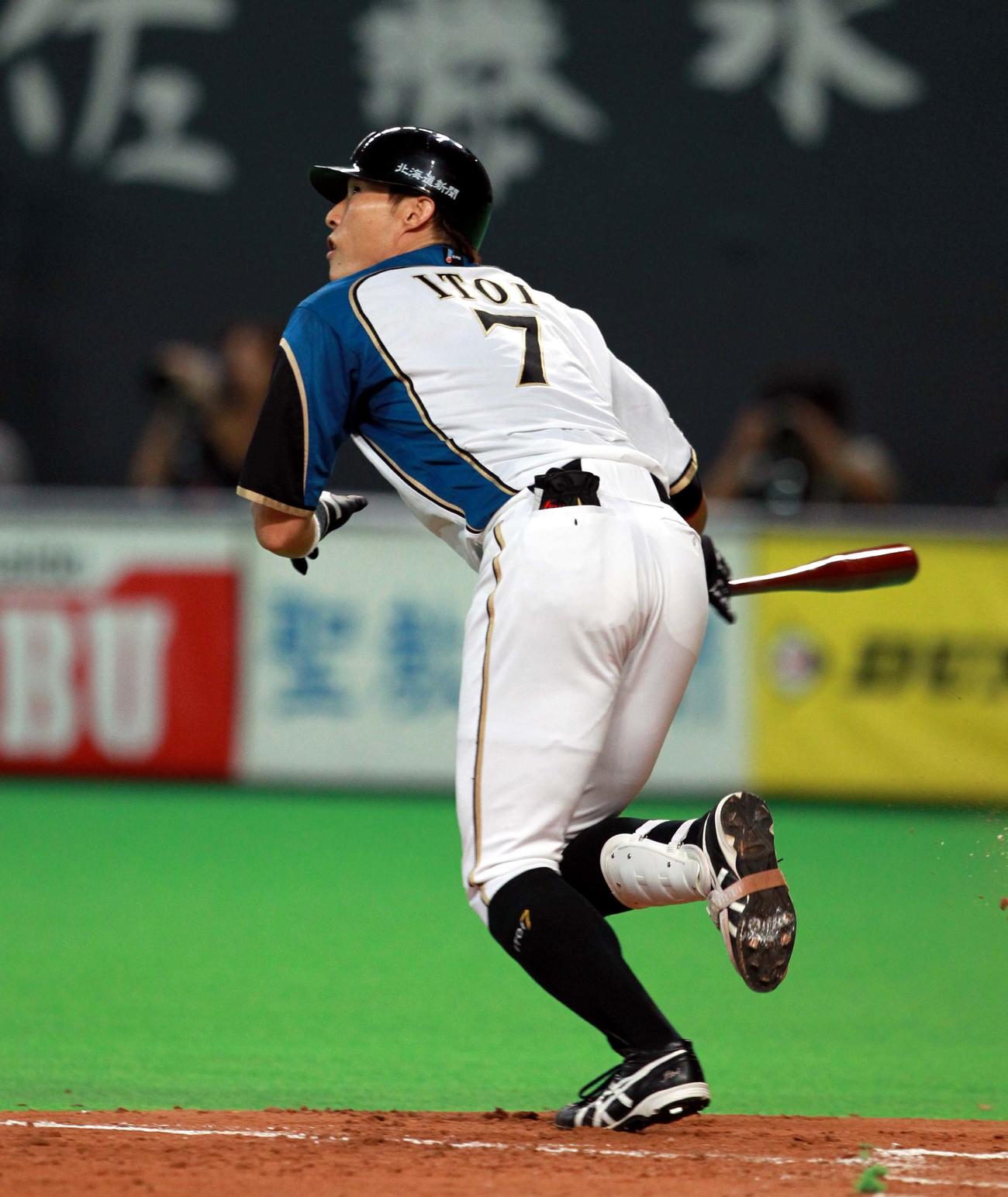 11年9月5日ソフトバンク戦で本塁打を放つ日本ハム糸井