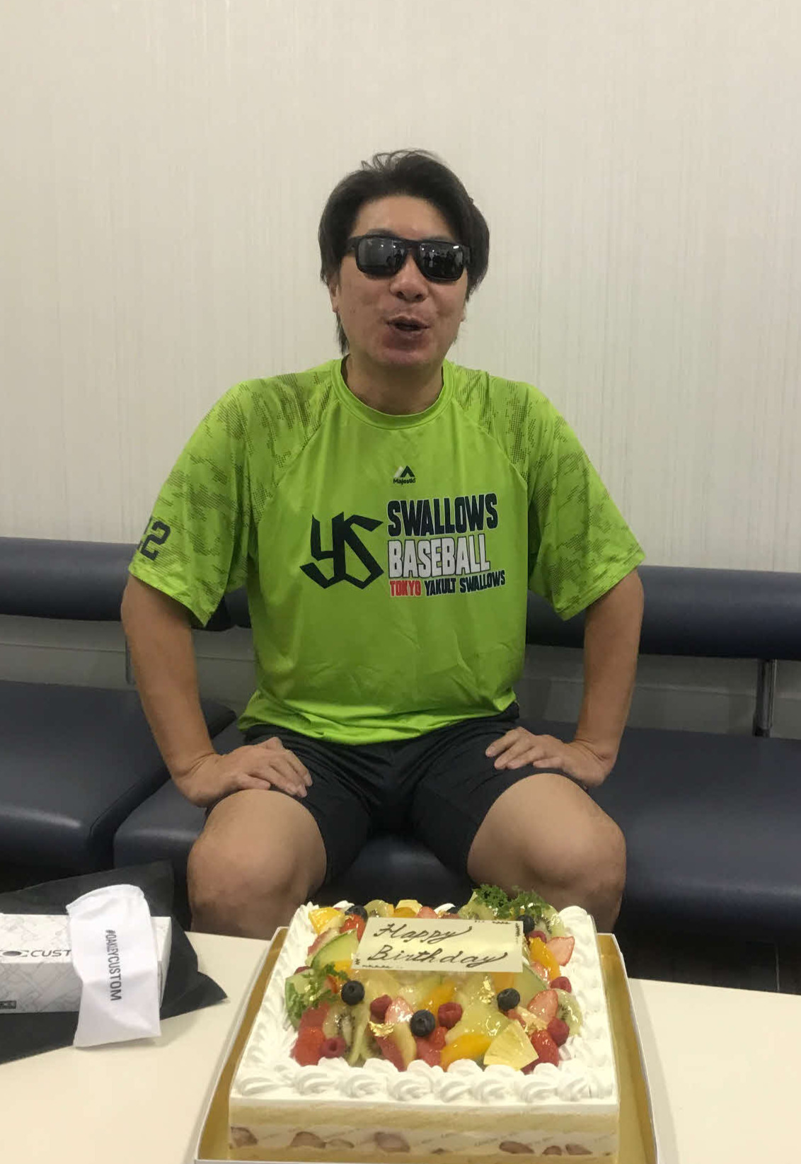 担当記者から贈られた誕生日プレゼントのサングラスをかけ、笑顔のヤクルト高津監督