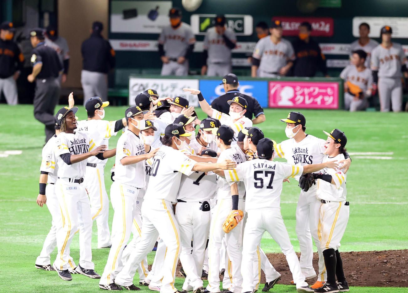 ソフトバンク対巨人　巨人に勝利し4連覇を達成し喜び合うソフトバンクナイン（撮影・垰建太）
