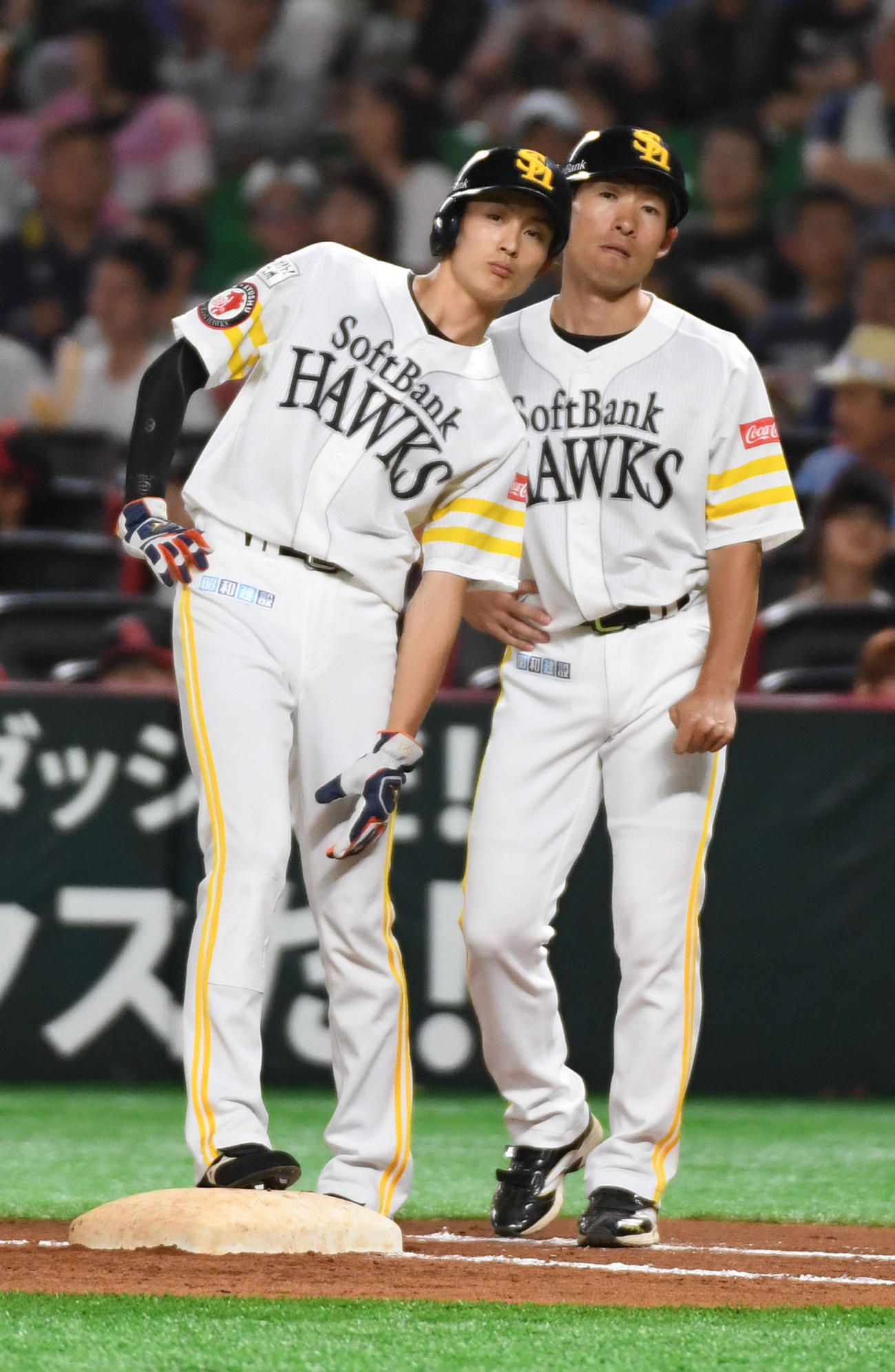 周東（左）にアドバイスする本多内野コーチ