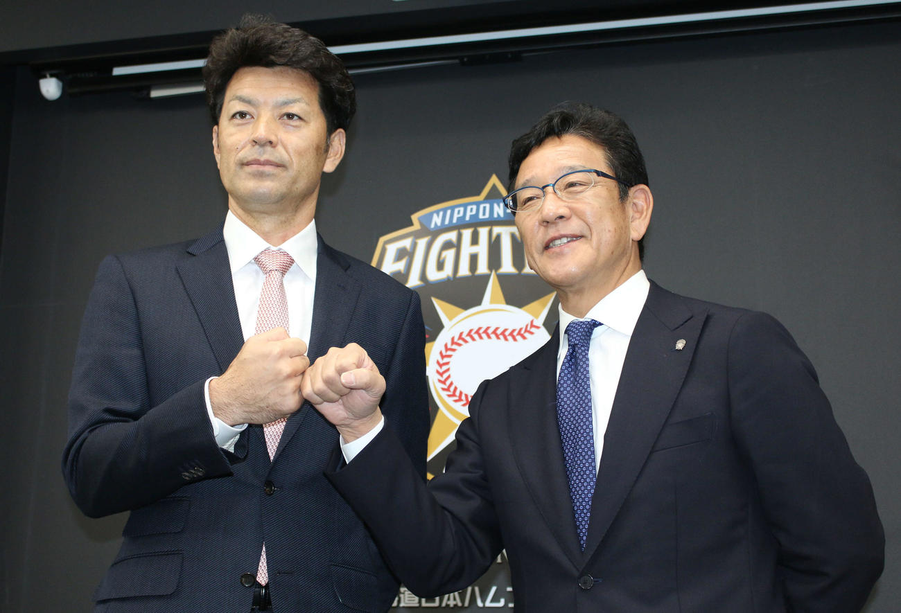 鎌ケ谷で日本ハム栗山監督とともに就任会見に臨んだ上田外野守備走塁コーチ（左）（撮影・木下大輔）