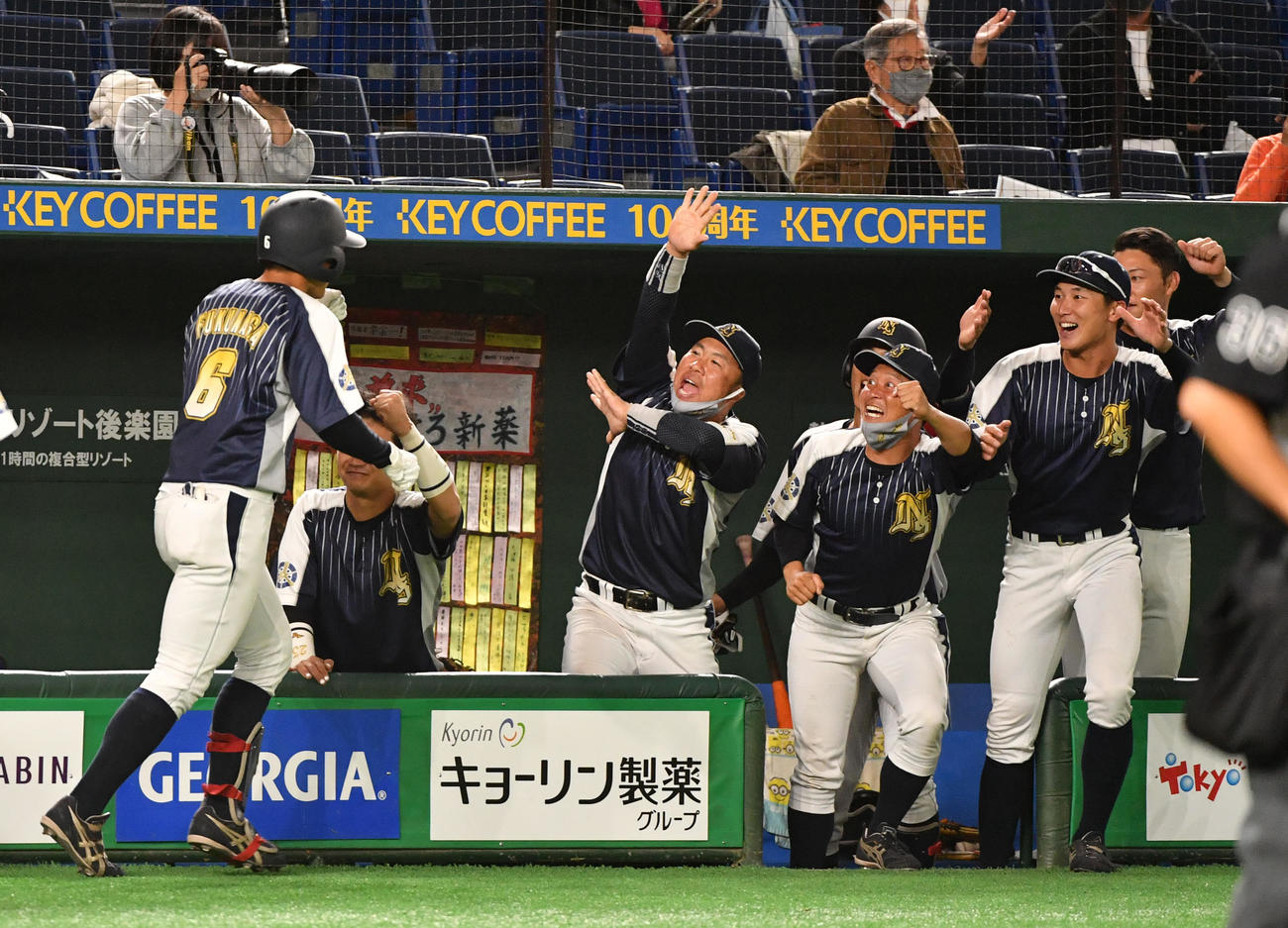 日本新薬対TDK　5回表日本新薬1死一塁、福永は左越えに本塁打を放ちナインの出迎えを受ける（撮影・柴田隆二）