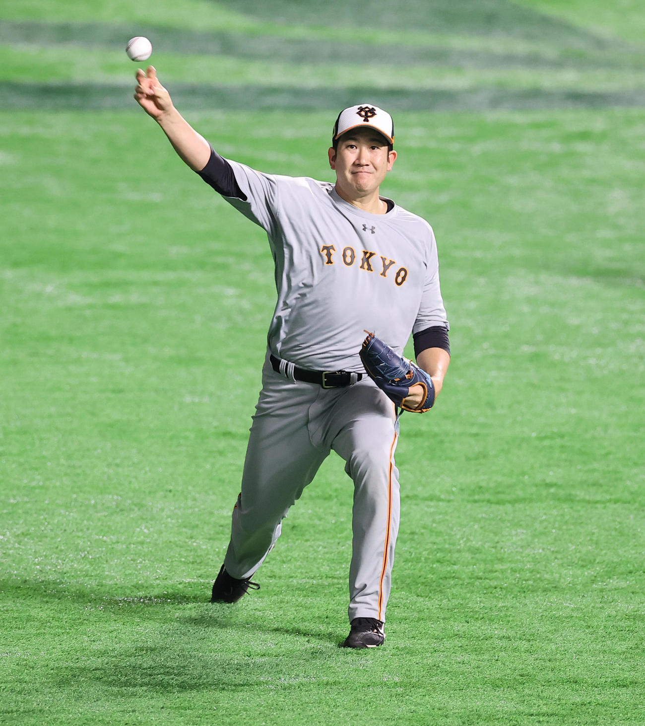 ソフトバンク対巨人　試合前、キャッチボールで調整する巨人菅野（撮影・垰建太）