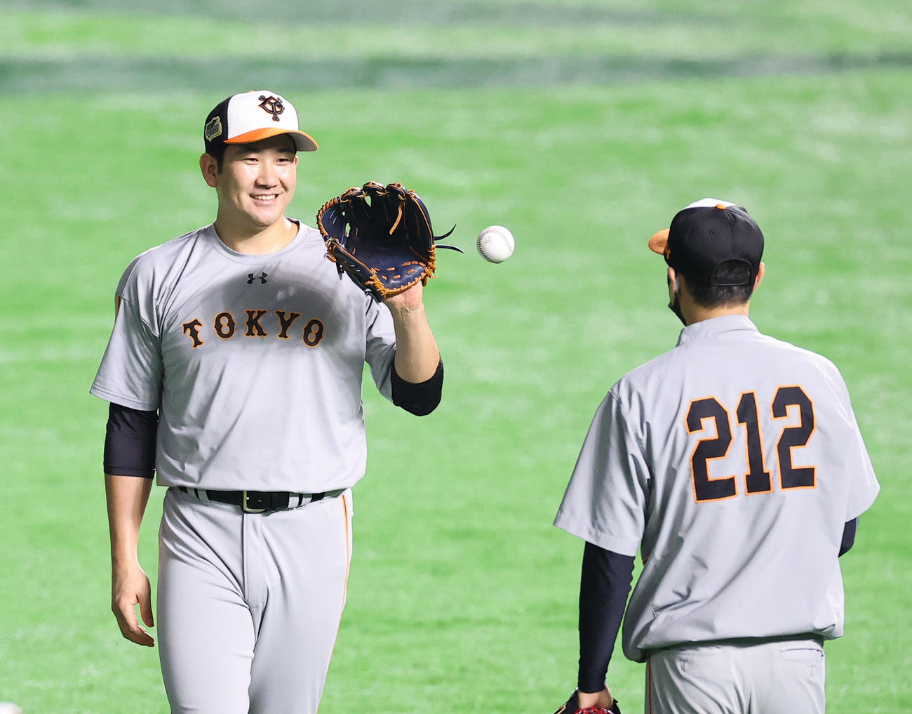 ソフトバンク対巨人　試合前、キャッチボールを終え笑顔を見せる巨人菅野（撮影・垰建太）
