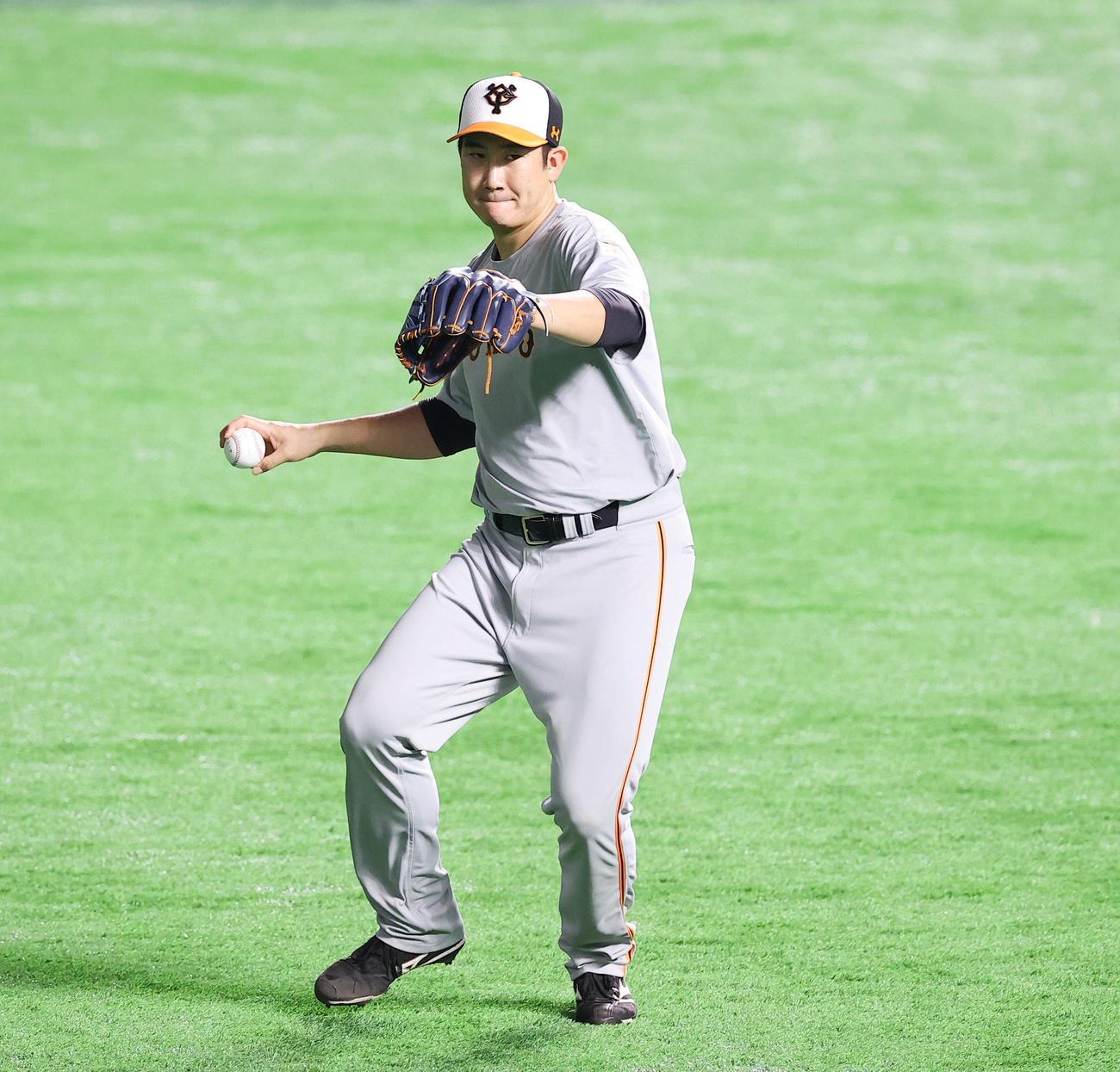 ソフトバンク対巨人　試合前、キャッチボールで調整する巨人菅野（撮影・垰建太）