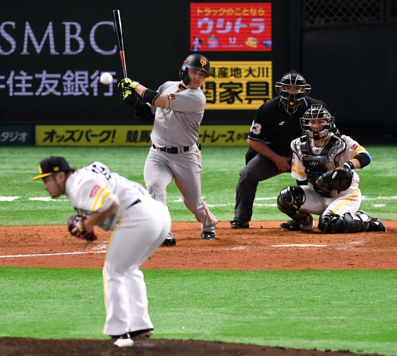 24日、チーム初安打となる中前打を放つ丸（撮影・横山健太）
