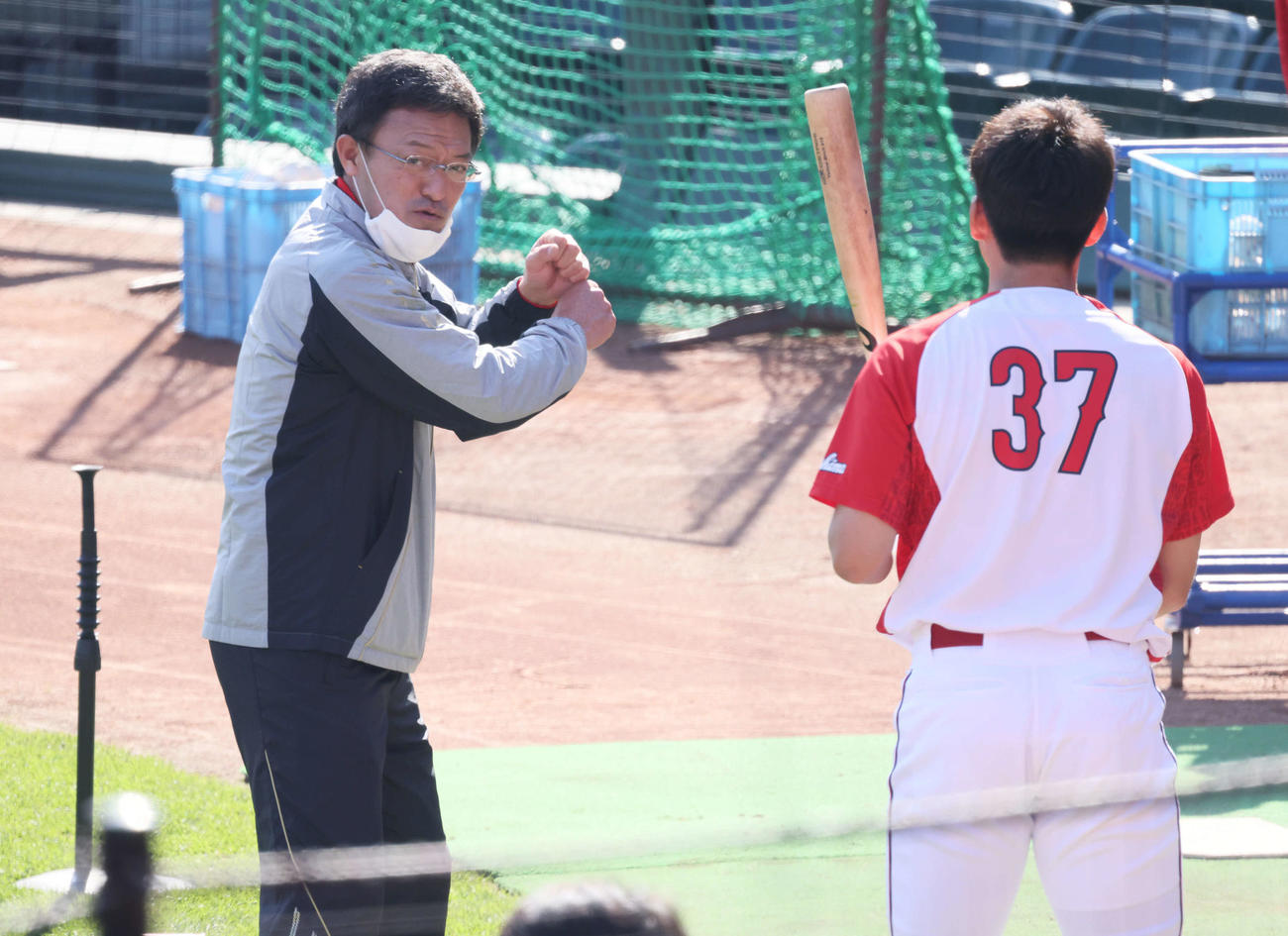 野間（右）を徹底指導する河田ヘッドコーチ（撮影・加藤孝規）