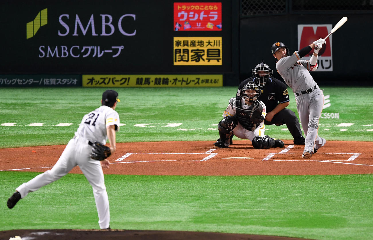 ソフトバンク対巨人　1回表巨人無死二塁、左越え適時二塁打を放つ坂本（撮影・横山健太）