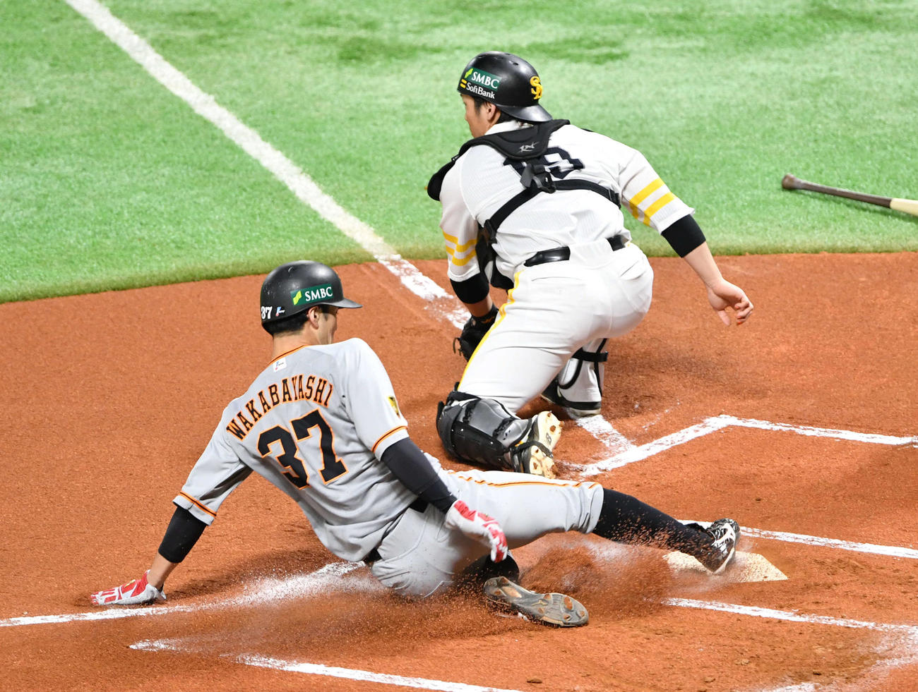 ソフトバンク対巨人　1回表巨人無死二塁、坂本勇人の左越え二塁打で先制のホームを踏む若林、右は甲斐（撮影・岩下翔太）