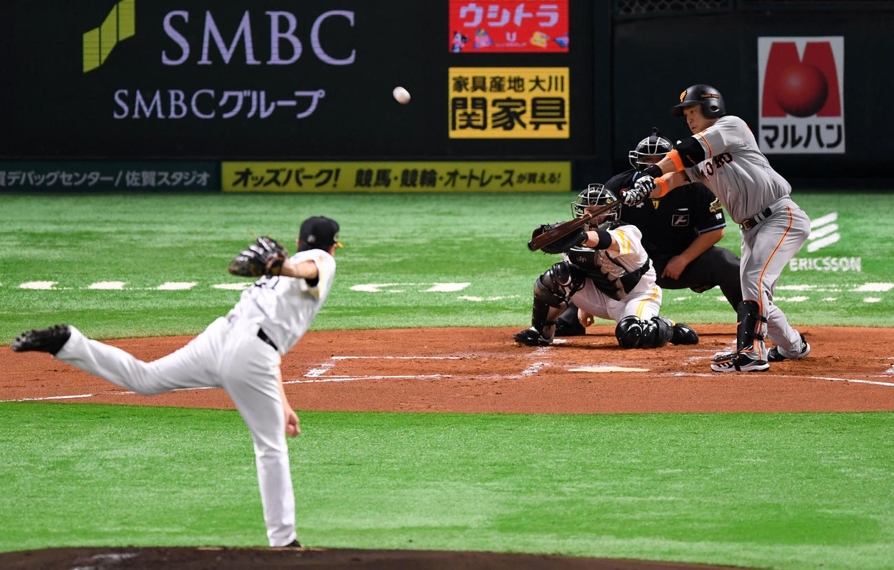 ソフトバンク対巨人　1回表巨人2死一、二塁、ファウルで粘る中島（撮影・横山健太）