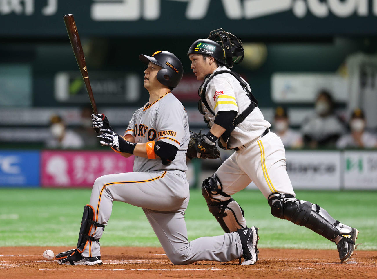 ソフトバンク対巨人　1回表巨人2死一、二塁、空振り三振に倒れ悔しがる中島。捕手甲斐（撮影・河野匠）