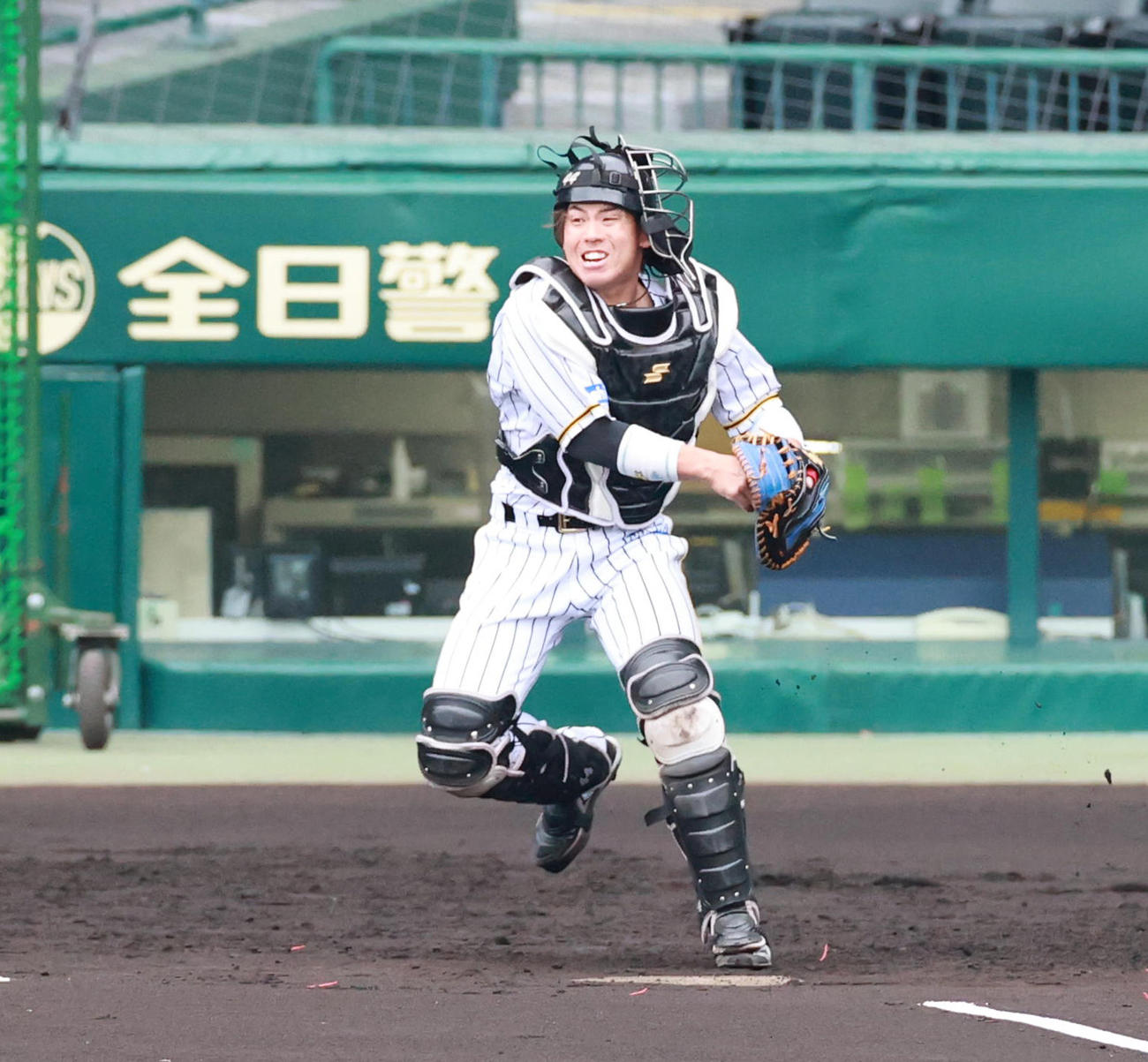 盗塁練習で二塁に送球する梅野（撮影・清水貴仁）
