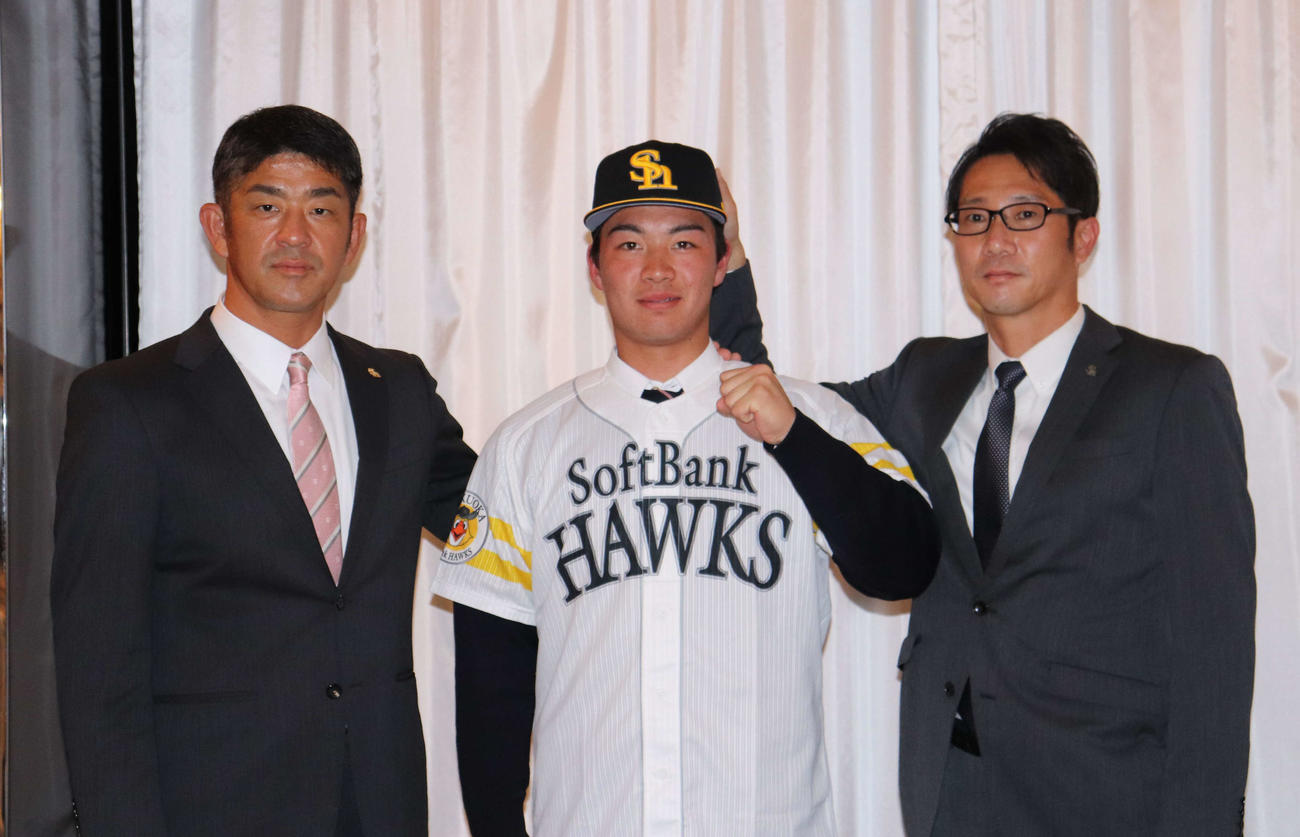 仮契約を結んだ日大藤沢・牧原（中央）と福山アマスカウトチーフ（左）、荒金アマスカウト（右）（撮影・小早川宗一郎）