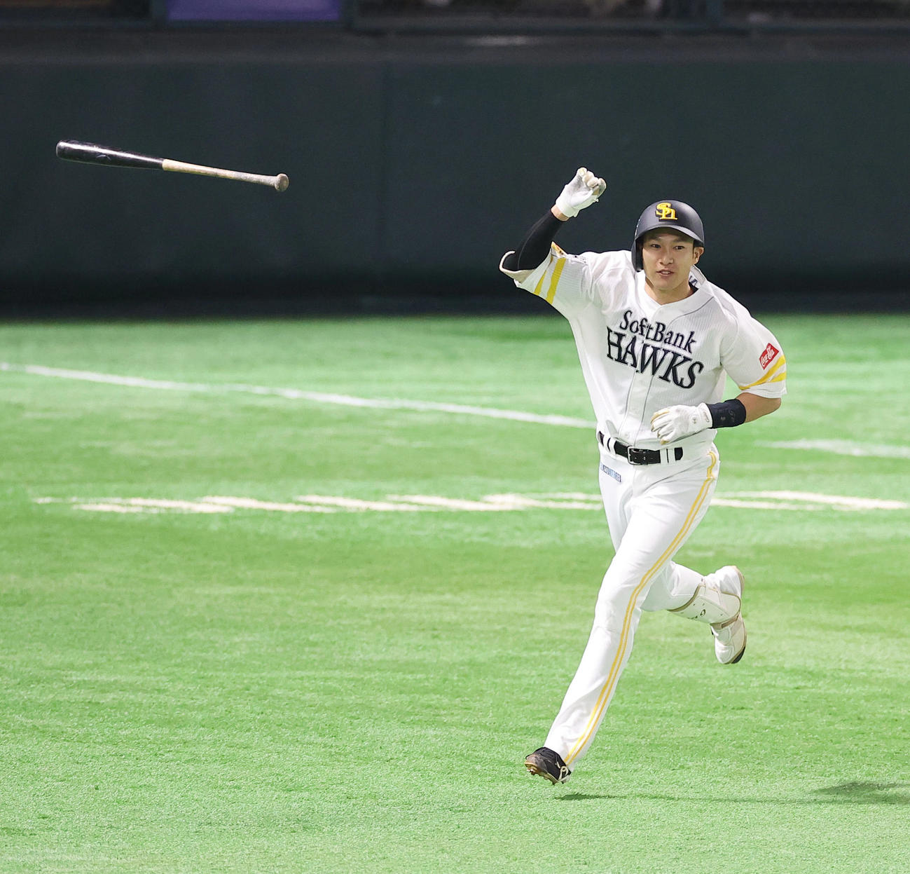 ソフトバンク対巨人　1回裏ソフトバンク1死二塁、右越え2点本塁打を放ち、豪快にバットを投げる柳田（撮影・垰建太）