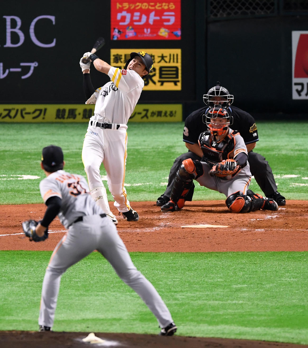 ソフトバンク対巨人　1回裏ソフトバンク1死二塁、右越え2点本塁打を放つ柳田（撮影・横山健太）