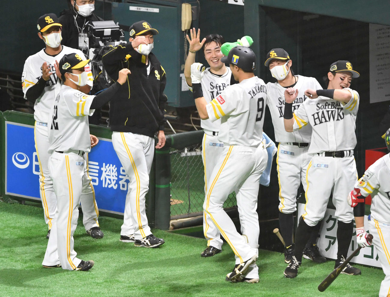 ソフトバンク対巨人　1回裏ソフトバンク1死二塁、柳田（右から3人目）が逆転の右越え2点本塁打を放ち、笑顔で迎える和田（中央）とナイン（撮影・岩下翔太）