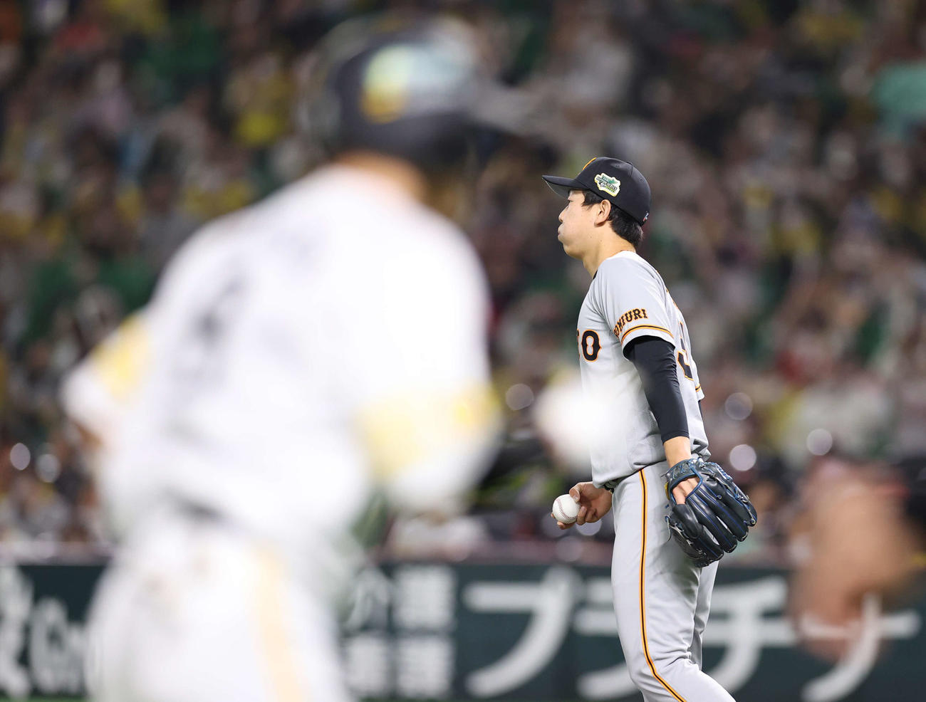 ソフトバンク対巨人　1回裏ソフトバンク1死二塁、柳田（手前）に右越え2点本塁打を浴びる畠（撮影・河野匠）