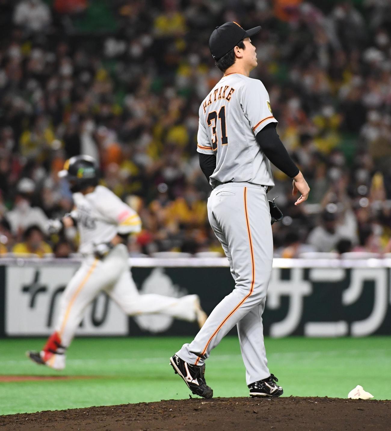 ソフトバンク対巨人　2回裏ソフトバンク2死二塁、先発の畠は甲斐に2点本塁打を浴びる（撮影・今浪浩三）