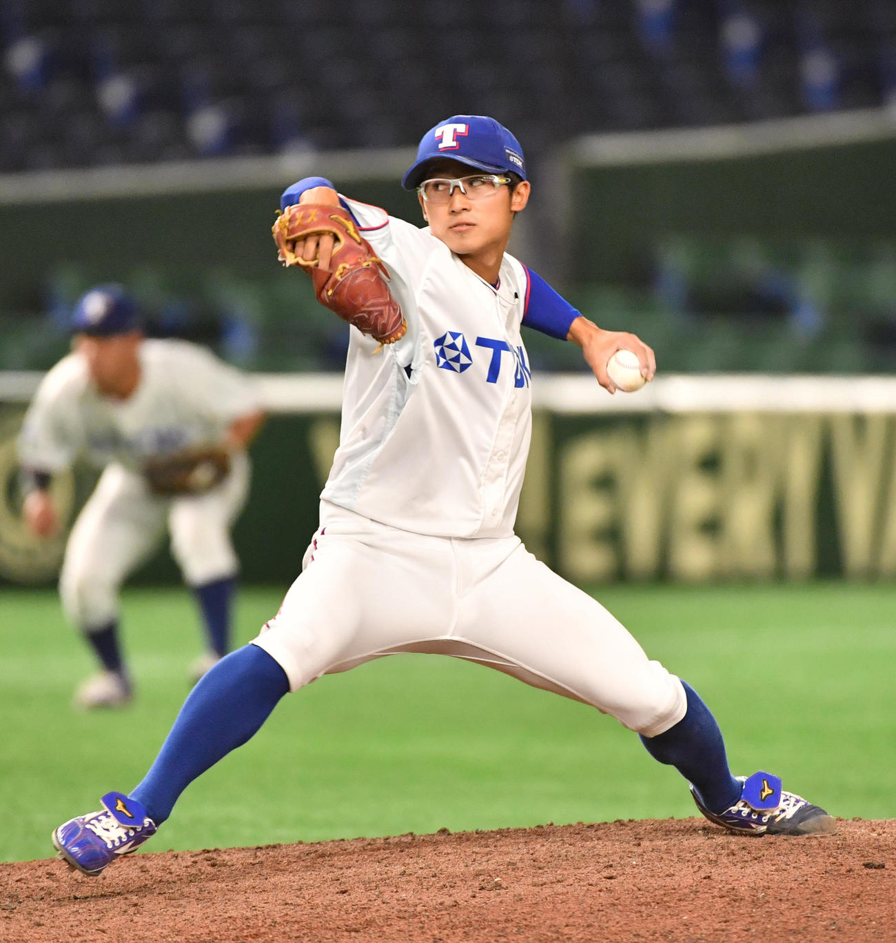 日本新薬対TDK　7回から登板したTDK・佐藤開（撮影・柴田隆二）