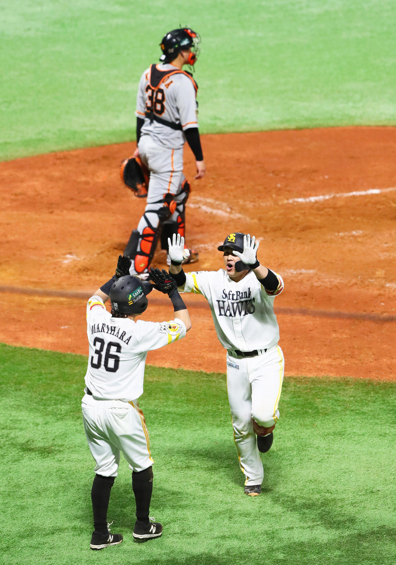 ソフトバンク対巨人　2回裏ソフトバンク2死一塁、甲斐（右）は左越え2点本塁打を放ち牧原とタッチを交わす（撮影・足立雅史）