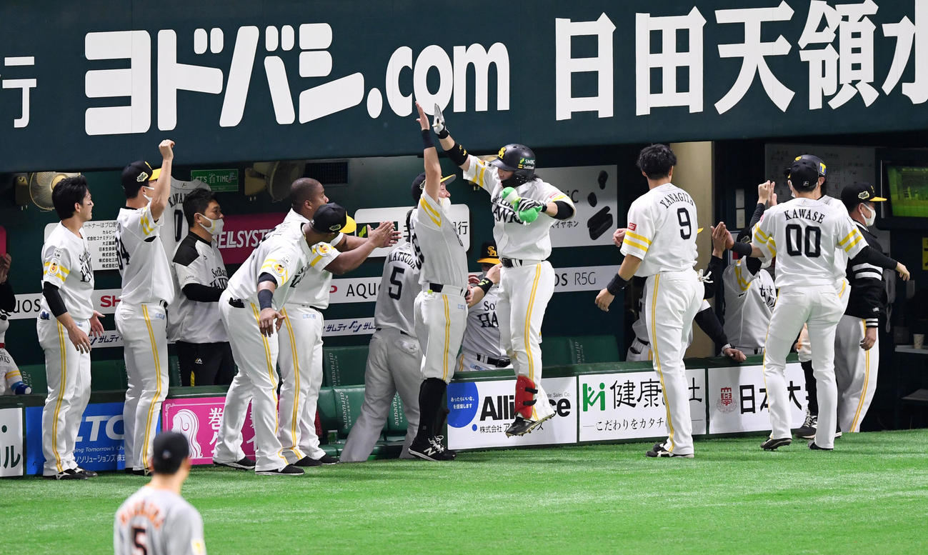 ソフトバンク対巨人　2回裏ソフトバンク2死一塁、左越え2点本塁打を放ちナインとタッチを交わす甲斐（中央）（撮影・横山健太）